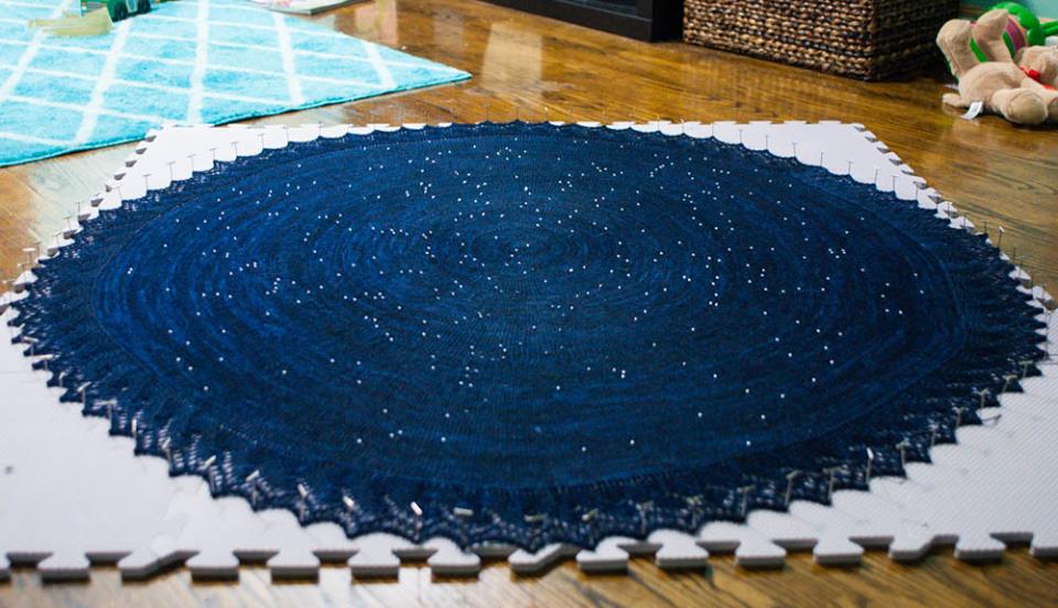 Dieses DIY Strickprojekt ist mehr als nur ein exquisiter Schal - es ist eine Karte der Sterne in unserem Himmel! 