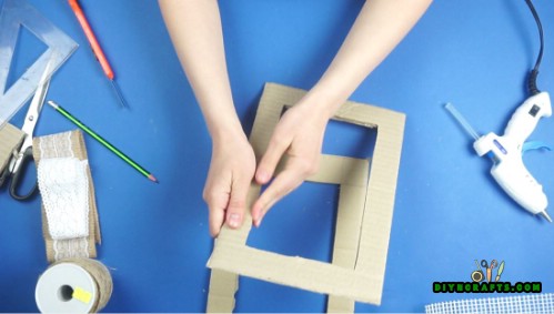 Wie man einen dekorativen hängenden DIY Schmuck-Organisator macht 