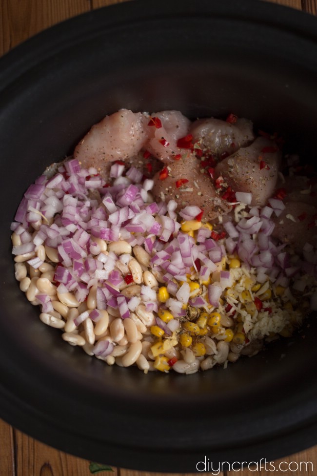Creamy White Chicken Chili ist die perfekte Slow Cooker Mahlzeit für anstrengende Nächte 