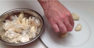 Great Cooking Tip - Wie man einen Knoblauchkopf in 5 Sekunden schält 