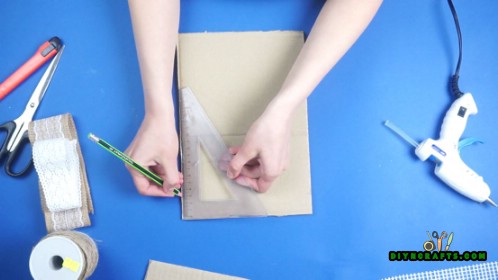 Wie man einen dekorativen hängenden DIY Schmuck-Organisator macht 