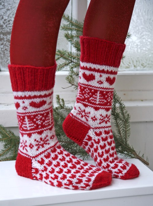 16 entzückende gestrickte Weihnachtssocken und -handschuhe mit freien Mustern 