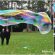 Sommerspaß mit den Kindern: Wie man riesige selbst gemachte Blasen bildet 