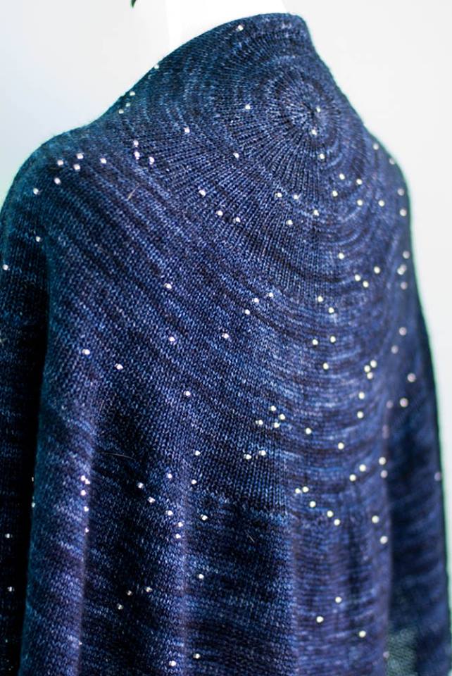 Dieses DIY Strickprojekt ist mehr als nur ein exquisiter Schal - es ist eine Karte der Sterne in unserem Himmel! 