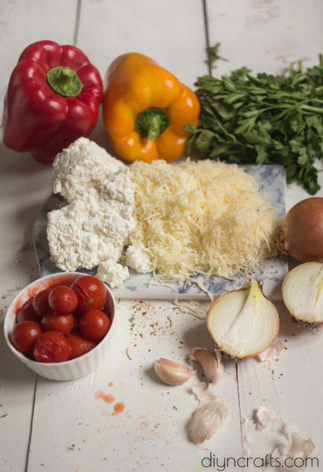 Lecker drei Käse gefüllte Paprika sind eine wunderbare italienische Mahlzeit in einem Gericht 