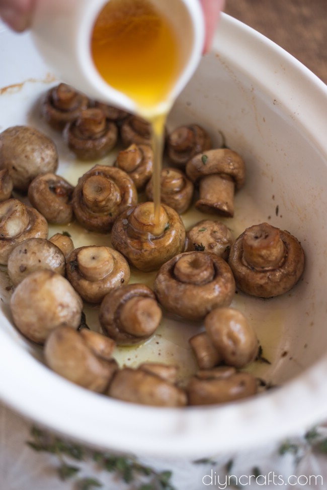 Geröstete Pilze mit Knoblauch und Thymian machen jede Mahlzeit zu einem besonderen Anlass 