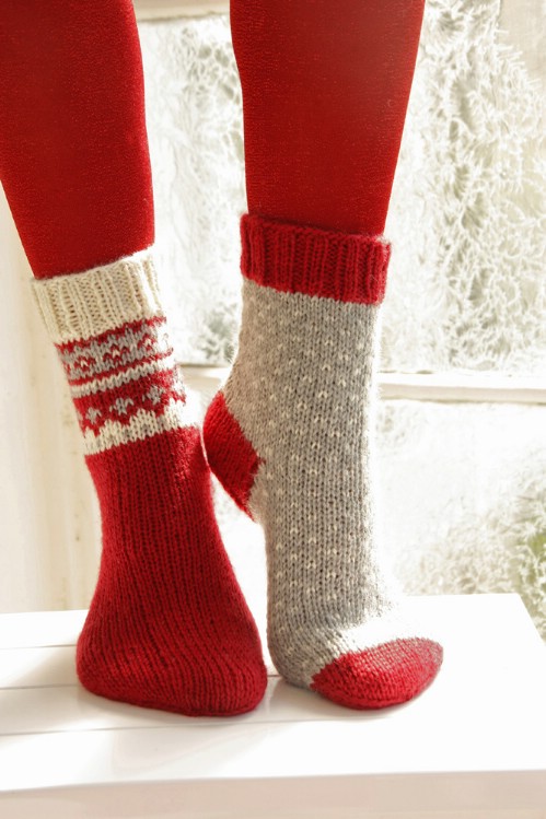 16 entzückende gestrickte Weihnachtssocken und -handschuhe mit freien Mustern 