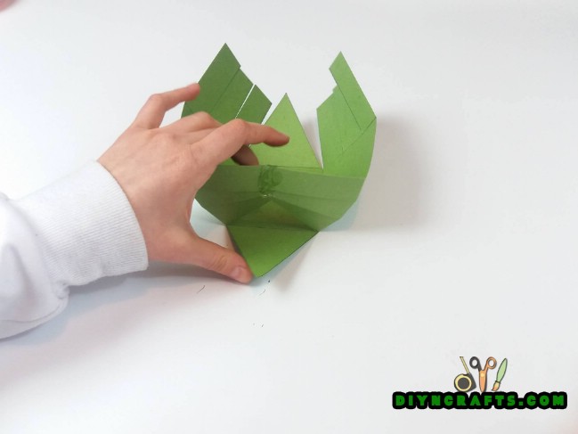 Hier ist, wie man einen schönen Ostern-Korb bildet ... aus Papier heraus! 