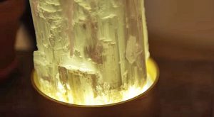 Entspannen Sie sich und entspannen Sie sich mit dieser $ 20 DIY Crystal Lamp 