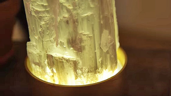 Entspannen Sie sich und entspannen Sie sich mit dieser $ 20 DIY Crystal Lamp 