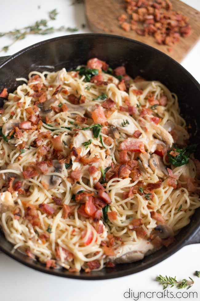 Erneuern Sie ein altes Rezept mit diesem Huhn, Speck und Spinat Spaghetti 