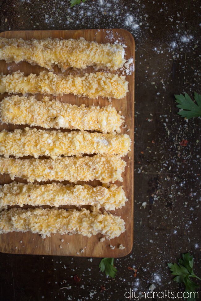 Gebratene Käse-Sticks mit Buttermilch-Sauce - das perfekte Vorspeise Rezept 
