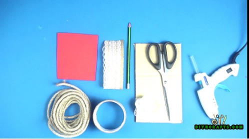 Wie man eine DIY Schmuckschatulle aus einer Klebebandrolle herstellt 