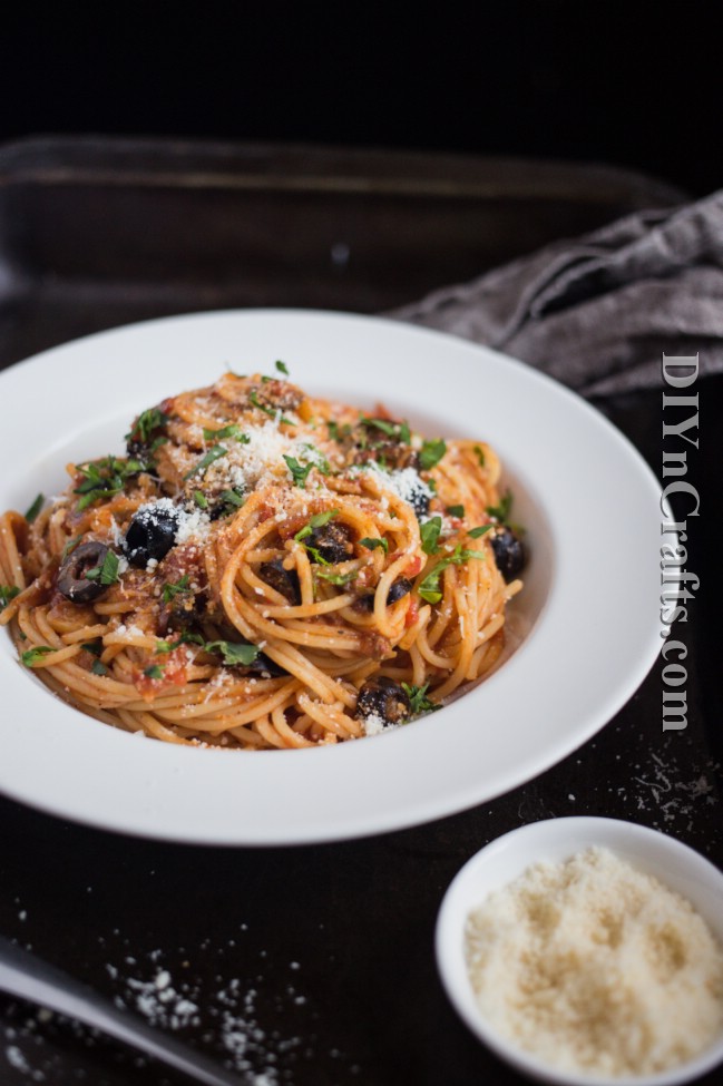 Spaghetti Puttanesca ist eine köstliche Twist auf einem traditionellen Favorit 