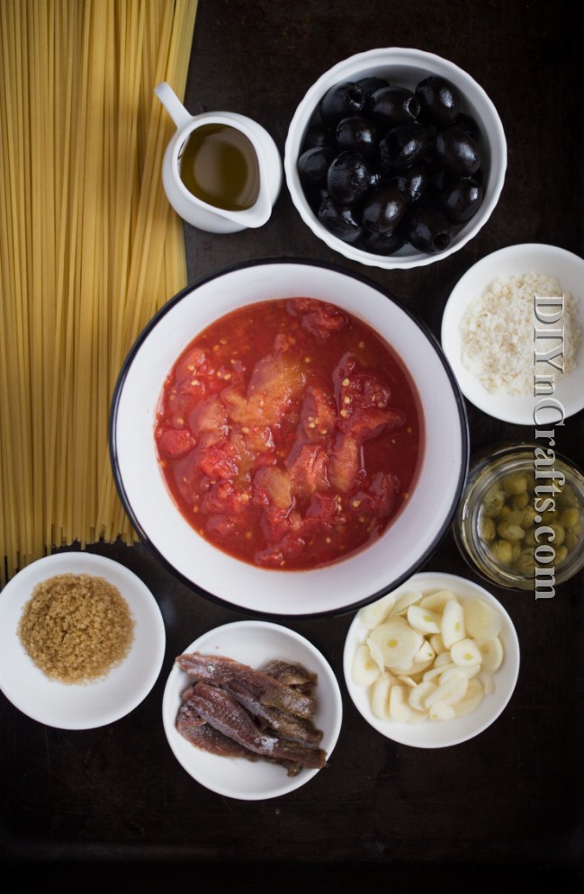 Spaghetti Puttanesca ist eine köstliche Twist auf einem traditionellen Favorit 