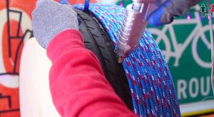 Wie man einen erstaunlichen Osmanen aus einem alten Reifen und irgendeinem Seil macht 