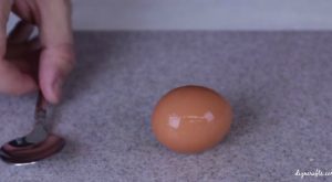 Nicht mehr De-Shelling Hell - Der schnellste Weg, ein Ei mit einem Löffel zu schälen 