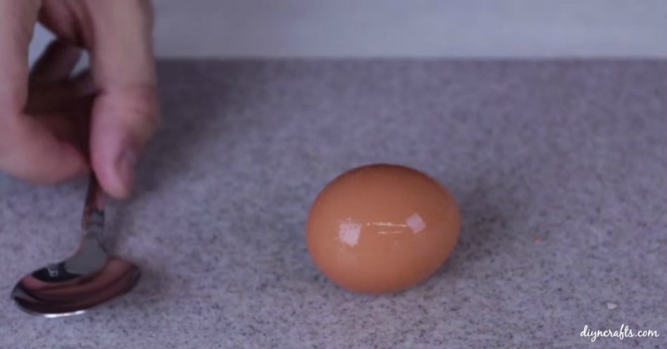 Nicht mehr De-Shelling Hell - Der schnellste Weg, ein Ei mit einem Löffel zu schälen 