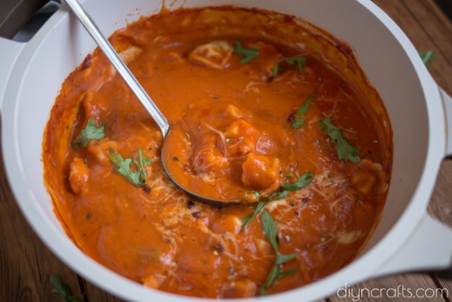 Diese einfache Eintopf-Tomaten-Tortellini-Suppe ist perfekt für anstrengende Wochenenden 