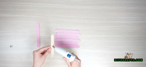 Wie man diese niedlichen DIY-Untersetzer aus Eisstielen macht 
