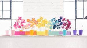 Regenbogen Papier Blume Tablescape 