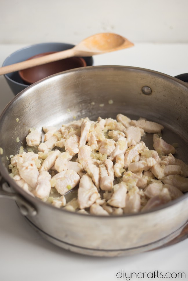 Dieses käsige Huhn, Brokkoli und Reisgericht ist schnell, einfach und köstlich 